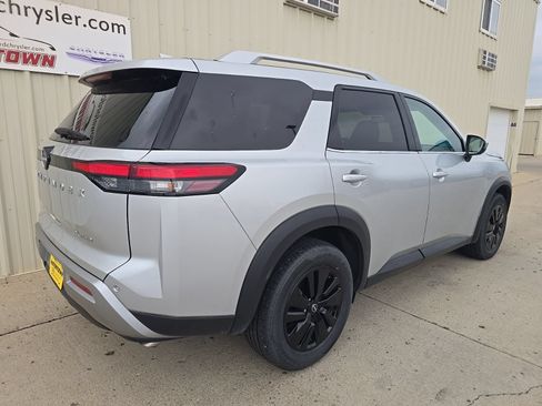Used 2025 Nissan Pathfinder SL AWD/4WD image 5