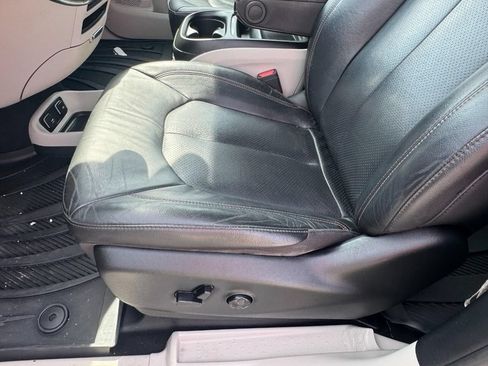 Used 2020 Chrysler Pacifica Touring-L FWD image 16