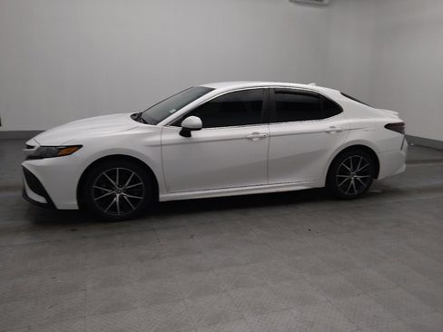 Used 2021 Toyota Camry SE image 2