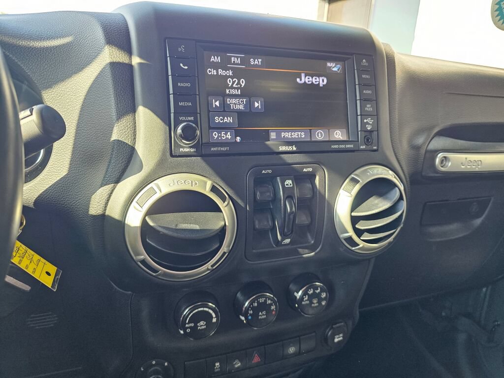 Used 2018 Jeep Wrangler Unlimited Sahara w/ Connectivity Group AWD/4WD image 38