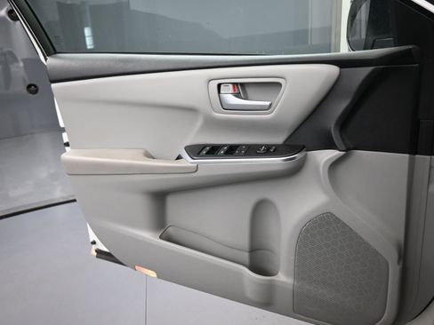 Used 2017 Toyota Camry SE image 15