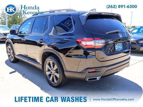Used 2025 Honda Pilot Sport image 3
