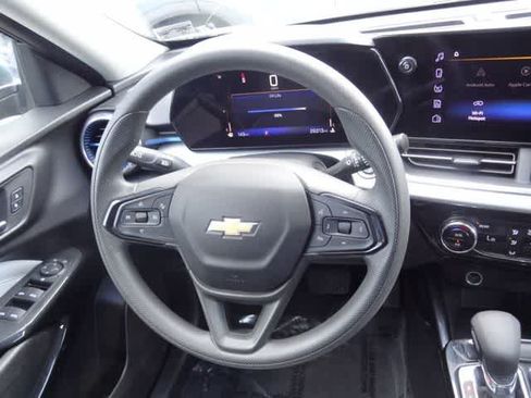 Used 2025 Chevrolet Trax LT FWD image 12