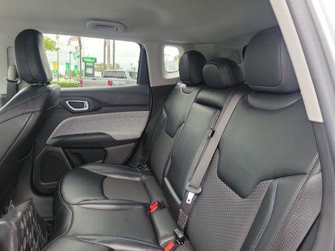 Used 2022 Jeep Compass Latitude image 12