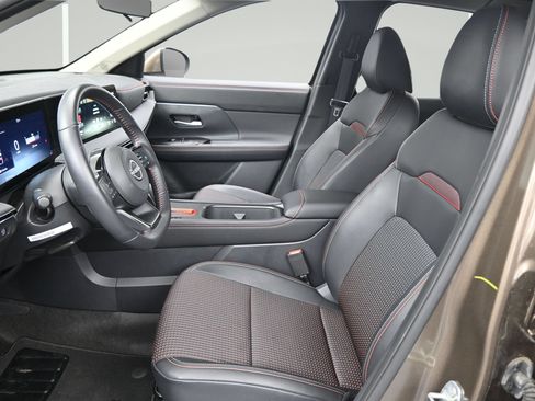 Certified 2025 Nissan Kicks SR FWD image 9