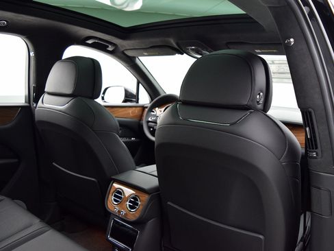 Certified 2021 Bentley Bentayga Plug-In Hybrid AWD/4WD image 30