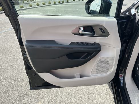 Used 2021 Chrysler Pacifica Touring-L image 21