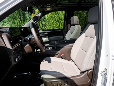 Used 2026 Chevrolet Suburban Z71 w/ Comfort Package image 17