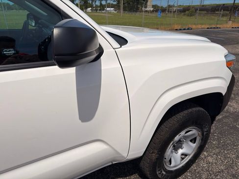 Used 2022 Toyota Tacoma SR AWD/4WD image 4