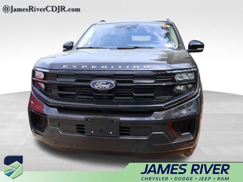 Used 2025 Ford Expedition Active AWD/4WD image 3