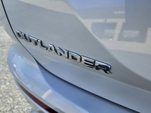 Used 2024 Mitsubishi Outlander SE image 10