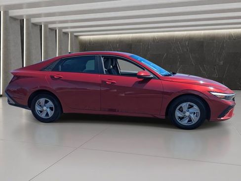 Used 2025 Hyundai Elantra SE image 7