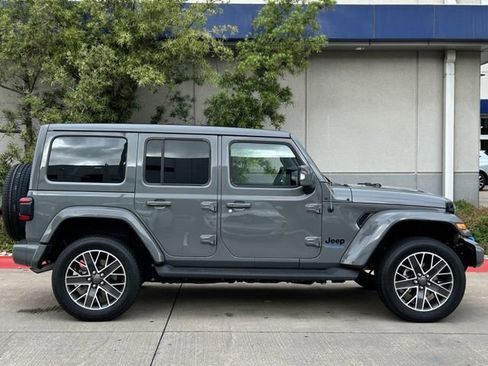 Used 2022 Jeep Wrangler Unlimited Sahara image 3