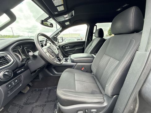 Used 2018 Nissan Titan SV w/ SV Convenience Package AWD/4WD image 14