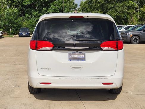 Used 2023 Chrysler Voyager LX FWD image 8