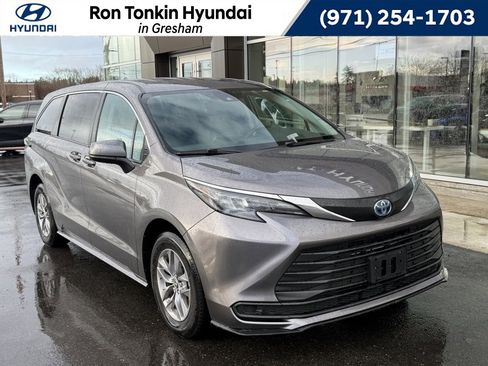 Used 2024 Toyota Sienna LE image 1