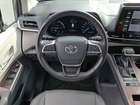Used 2021 Toyota Sienna XLE AWD/4WD image 2