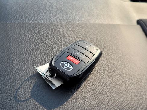 Used 2024 Toyota Highlander XLE AWD/4WD image 11