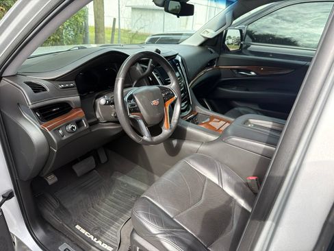Used 2020 Cadillac Escalade Luxury RWD image 4
