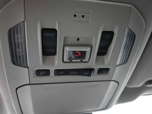 Used 2021 Toyota Highlander XLE AWD/4WD image 17