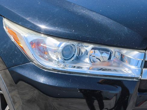 Used 2017 Toyota Highlander XLE w/ Carpet Mat Package image 2