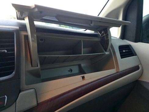 Used 2013 Toyota Sienna XLE image 41