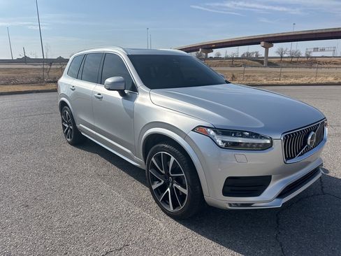 Used 2021 Volvo XC90 T6 Momentum w/ Climate Package image 4
