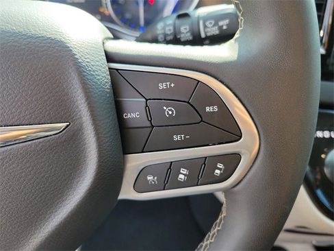 Used 2024 Chrysler Pacifica Touring-L image 19