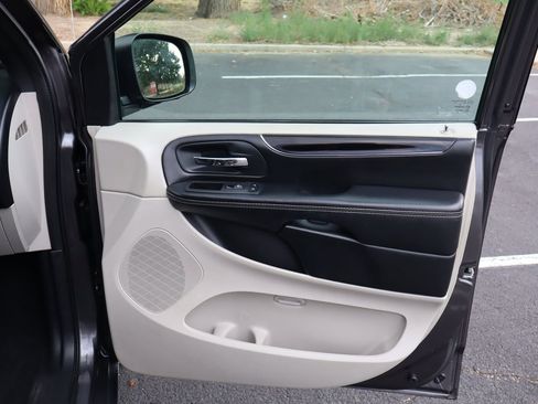 Used 2020 Dodge Grand Caravan SXT FWD image 24