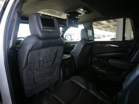 Used 2017 Cadillac Escalade Platinum image 31