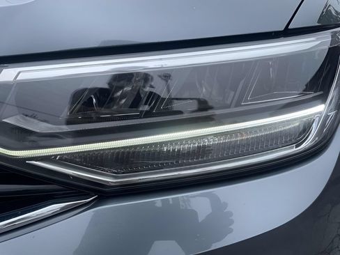 Used 2024 Volkswagen Tiguan SE R-Line FWD image 9