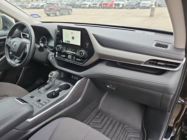 Used 2025 Toyota Highlander LE FWD image 23
