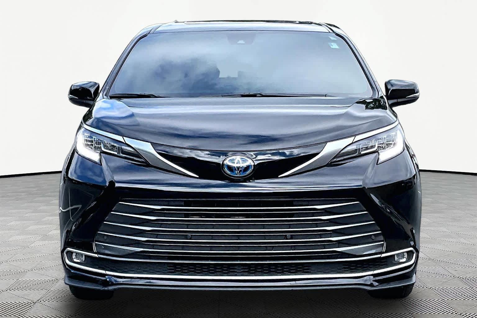 Used 2025 Toyota Sienna Limited FWD image 4