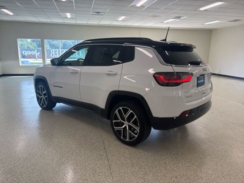 Used 2024 Jeep Compass Limited w/ Elite Group AWD/4WD image 9