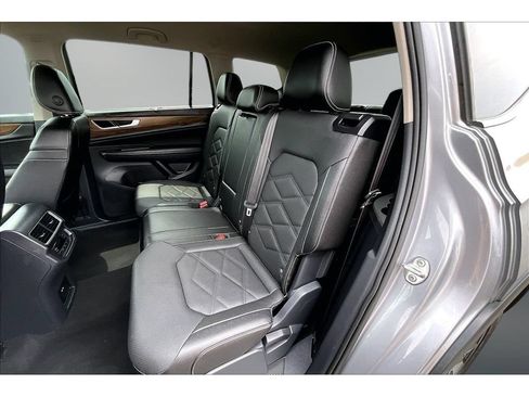 Used 2025 Volkswagen Atlas SE AWD/4WD image 19