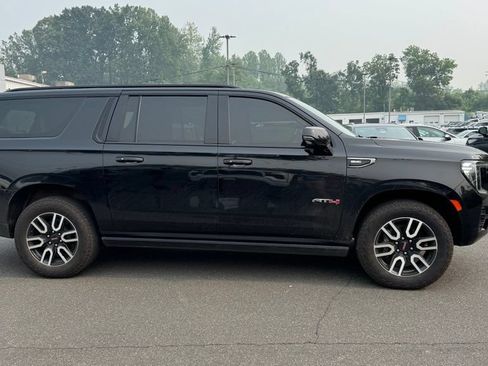 Used 2023 GMC Yukon XL AT4 w/ AT4 Premium Package AWD/4WD image 8