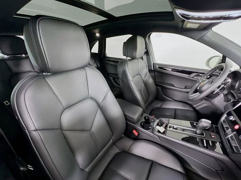 New 2026 Porsche Macan Base image 30