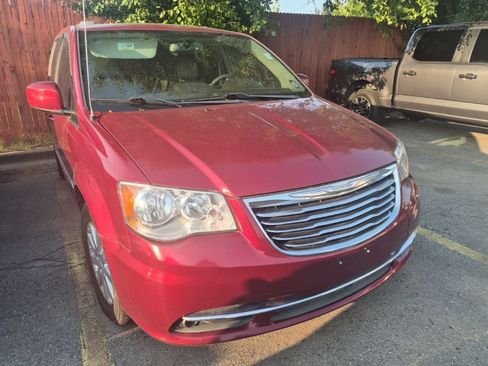 Used 2016 Chrysler Town & Country Touring FWD image 16