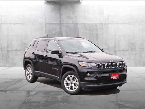 Used 2025 Jeep Compass Latitude w/ Sun & Sound Group AWD/4WD image 2