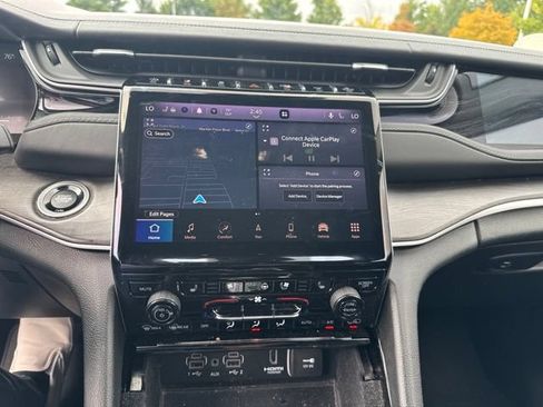 Used 2022 Jeep Grand Cherokee Limited w/ Luxury Tech Group II RWD image 11