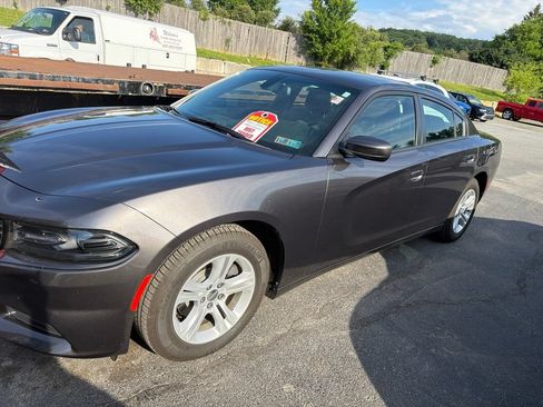 Used 2016 Dodge Charger SE RWD image 3