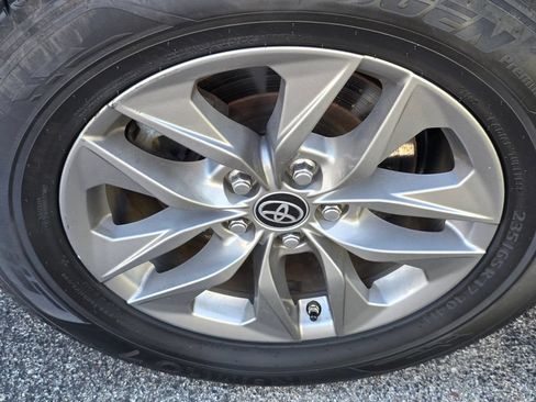 Used 2024 Toyota Sienna XLE FWD image 10