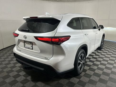Used 2023 Toyota Highlander XLE FWD image 3