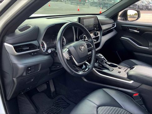Used 2022 Toyota Highlander XSE FWD image 17