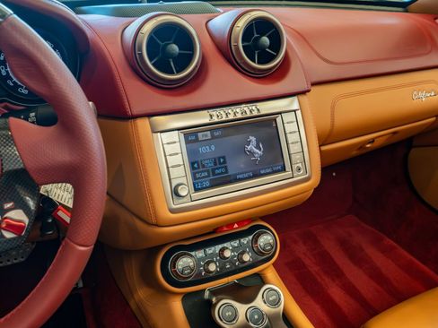 Used 2010 Ferrari California RWD image 16