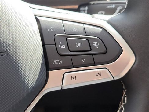 Used 2022 Volkswagen Tiguan SE w/ Panoramic Sunroof Package image 22