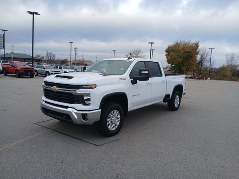 Used 2024 Chevrolet Silverado 2500 LT image 2