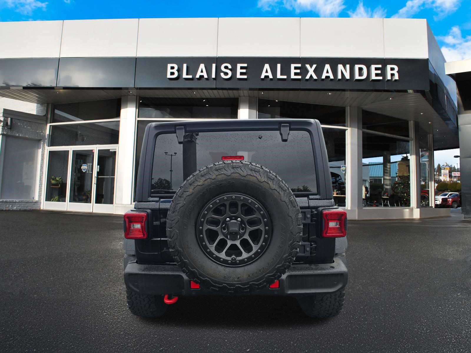 Used 2022 Jeep Wrangler Unlimited Rubicon w/ Xtreme Recon 35" Tire Package AWD/4WD image 4