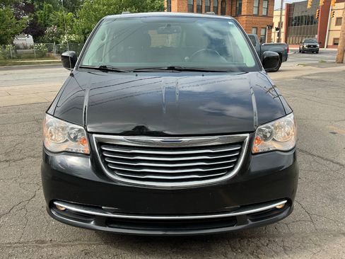 Used 2016 Chrysler Town & Country Touring image 8