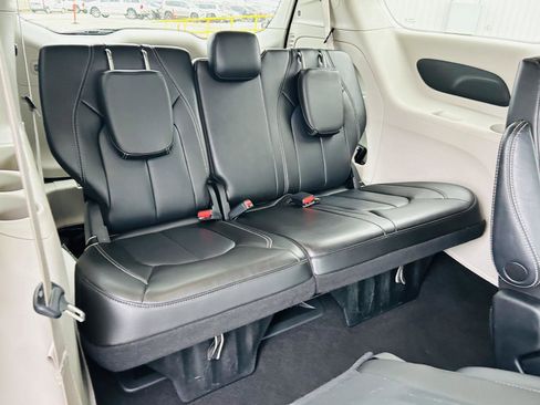 Used 2023 Chrysler Pacifica Touring-L image 31